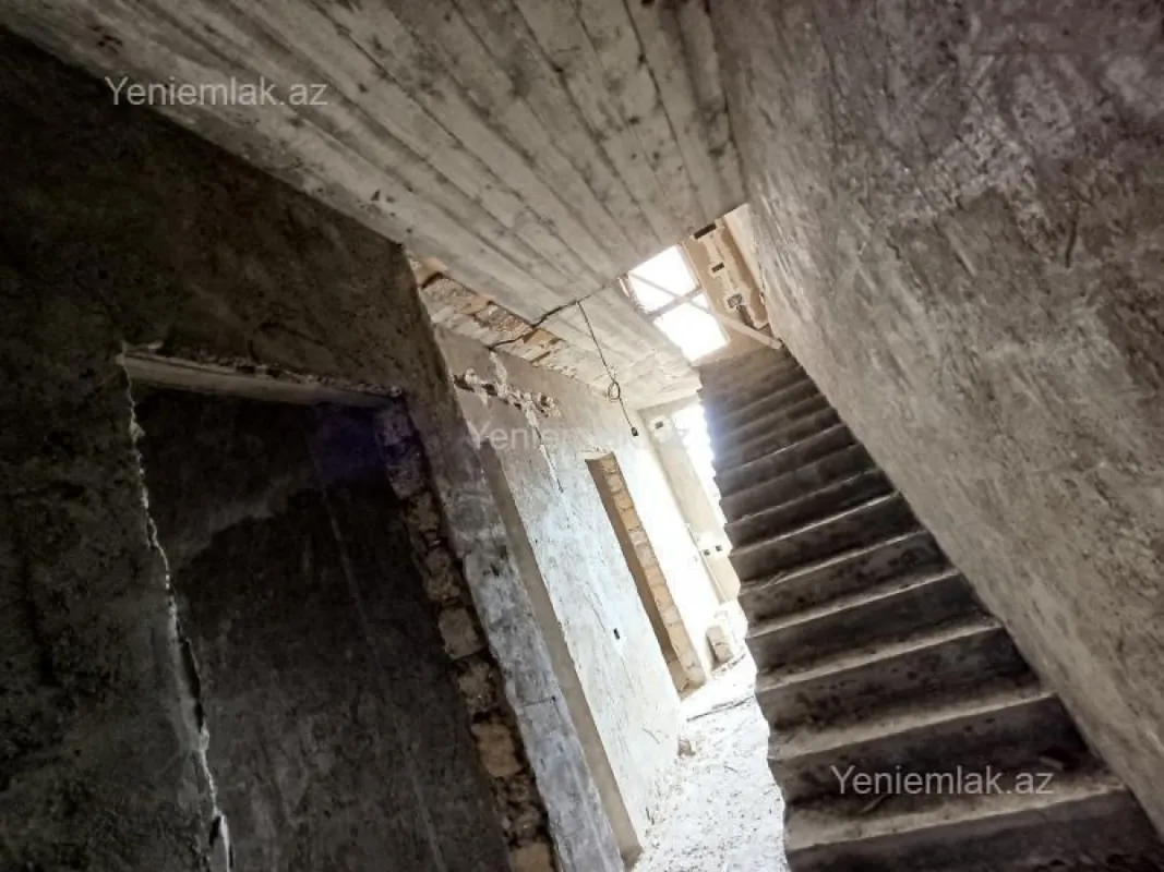 Satılır 12 otaqlı həyət evi 700 m²