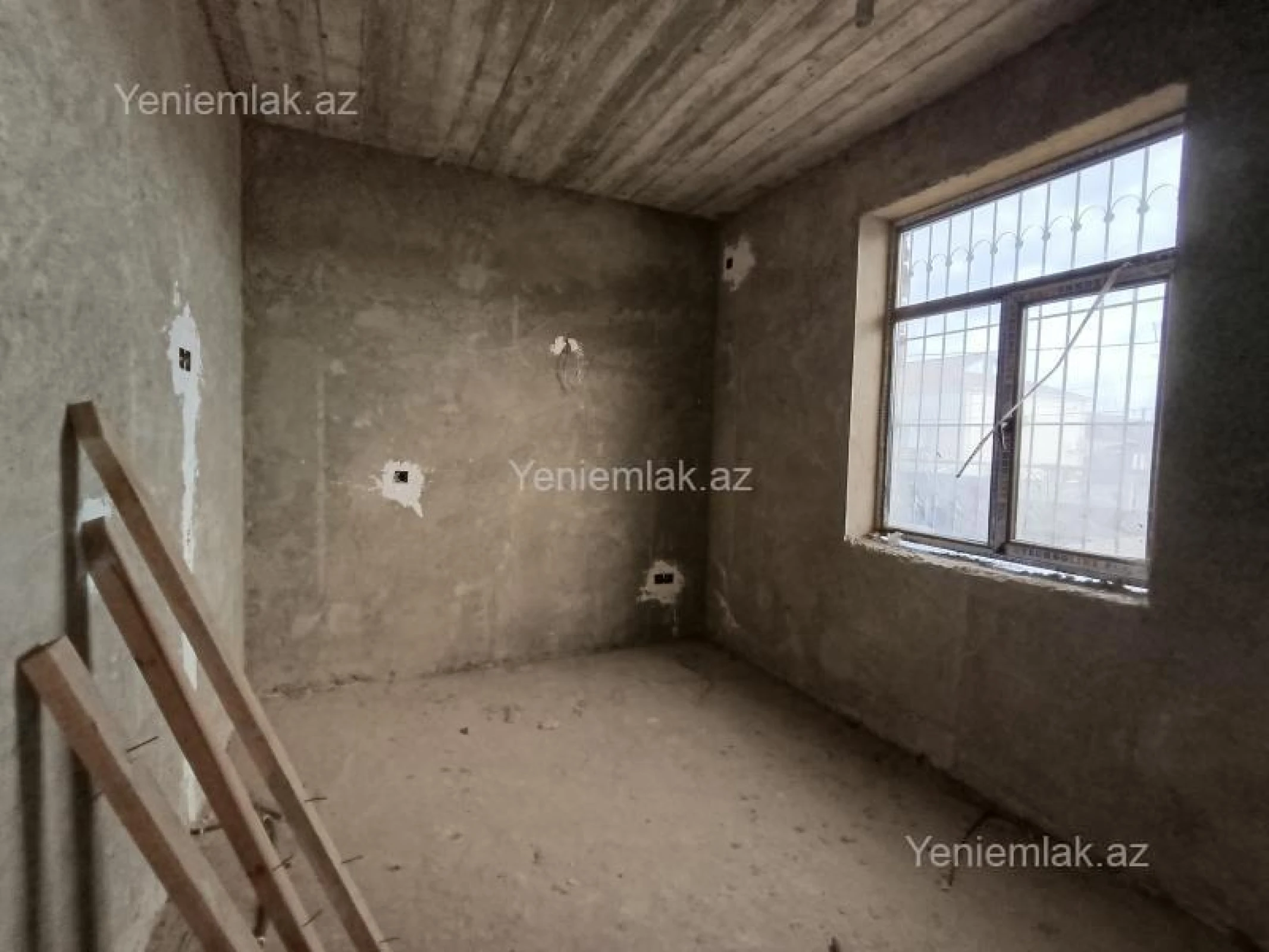 Satılır 12 otaqlı həyət evi 700 m²
