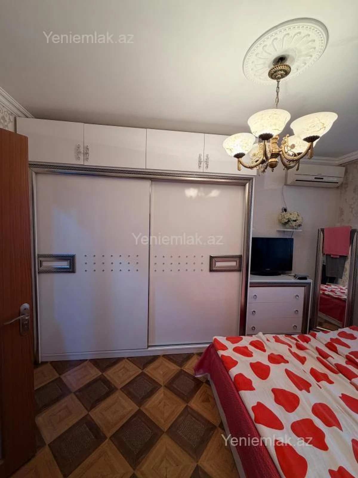 Satılır 4 otaqlı köhnə tikili 75 m²