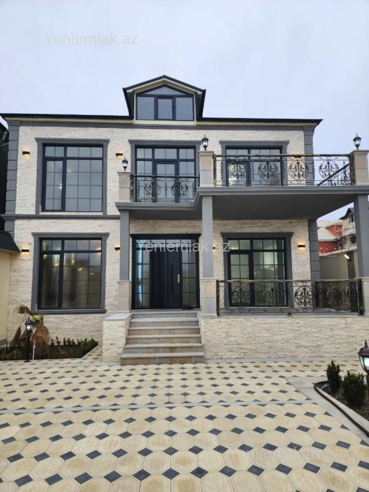 Satılır 5 otaqlı həyət evi 250 m²