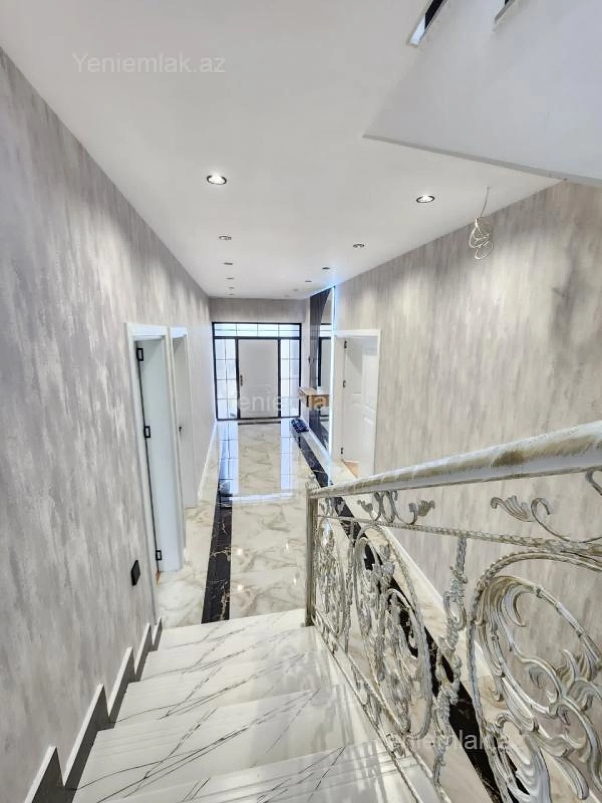 Satılır 5 otaqlı həyət evi 250 m²