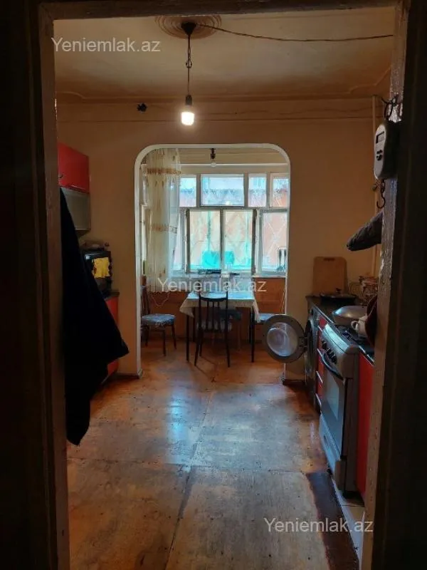 Satılır 4 otaqlı köhnə tikili 100 m²
