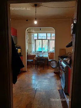 Satılır 4 otaqlı köhnə tikili 100 m²