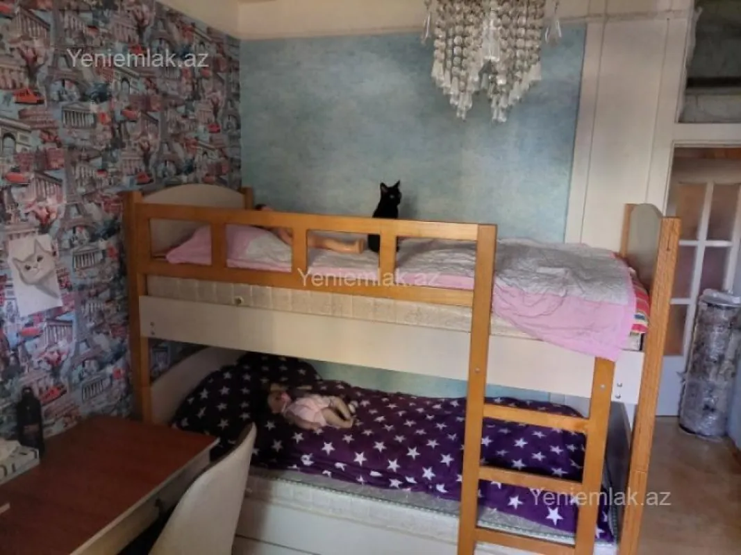 Satılır 4 otaqlı köhnə tikili 100 m²