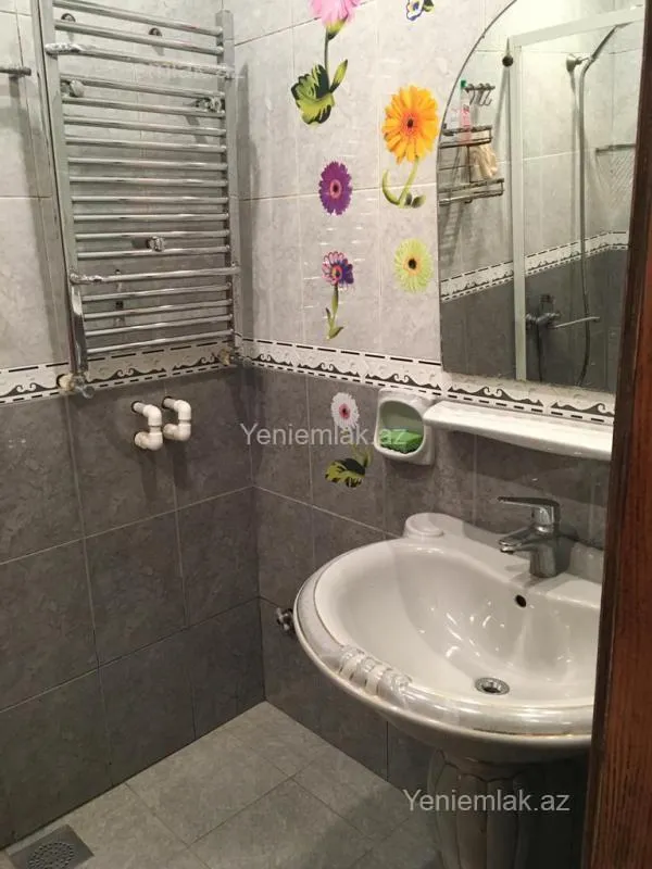 Satılır 3 otaqlı köhnə tikili 120 m²