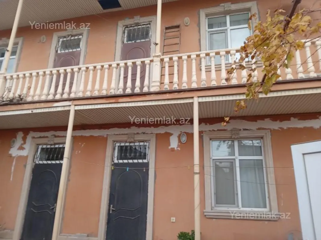 Satılır 8 otaqlı həyət evi 200 m²