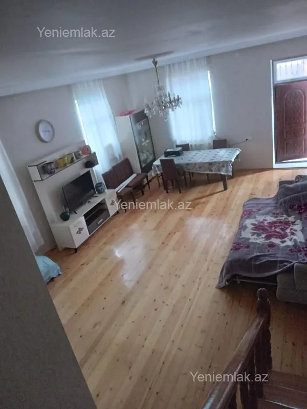 Satılır 8 otaqlı həyət evi 200 m²