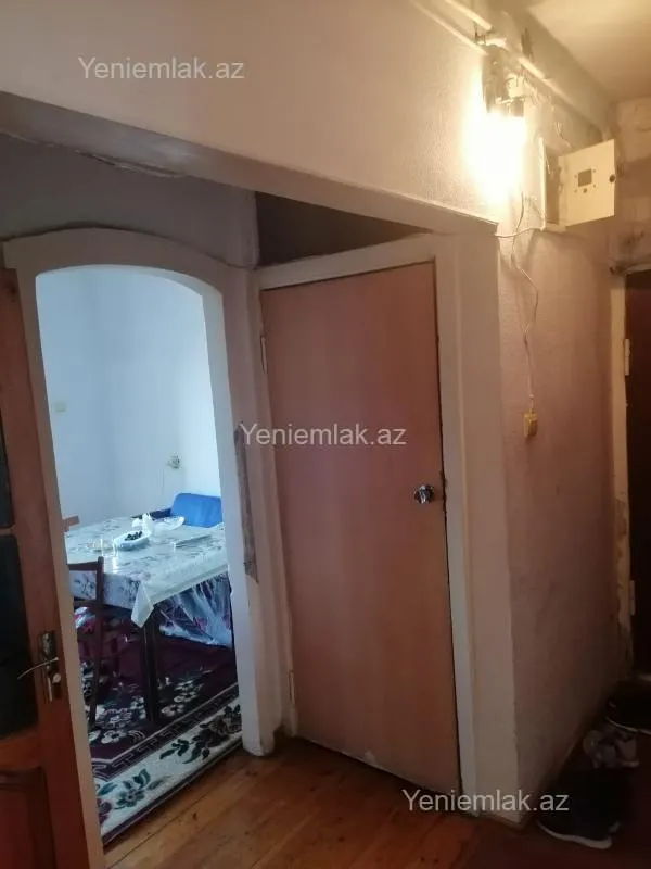 Satılır 9 otaqlı köhnə tikili 80 m²