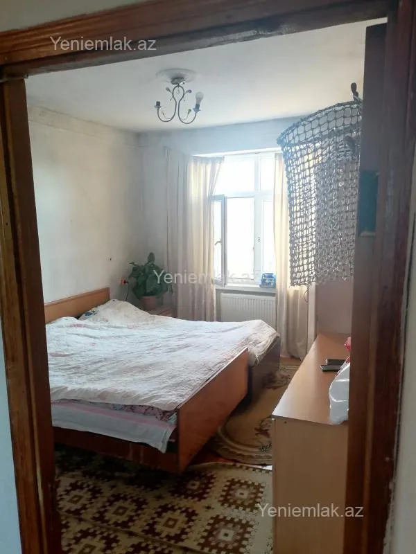 Satılır 9 otaqlı köhnə tikili 80 m²