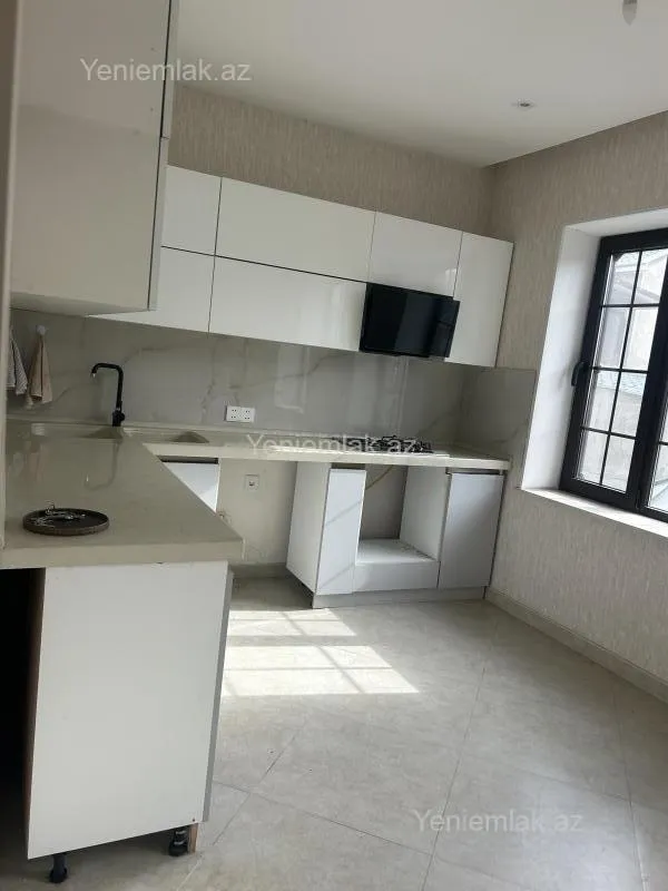 Satılır 6 otaqlı həyət evi 240 m²