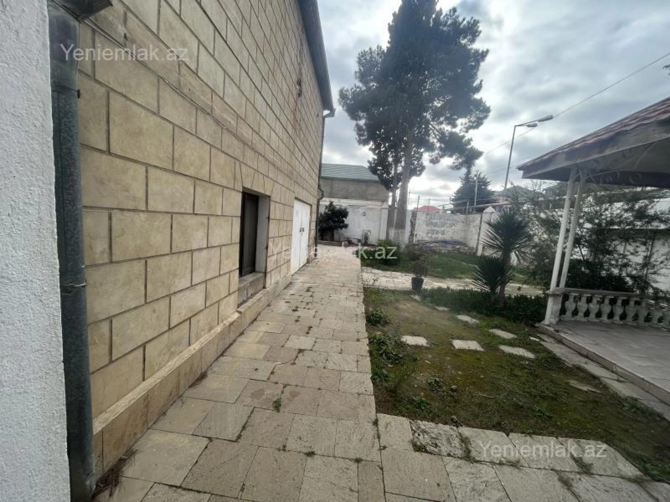 Satılır 6 otaqlı həyət evi 240 m²