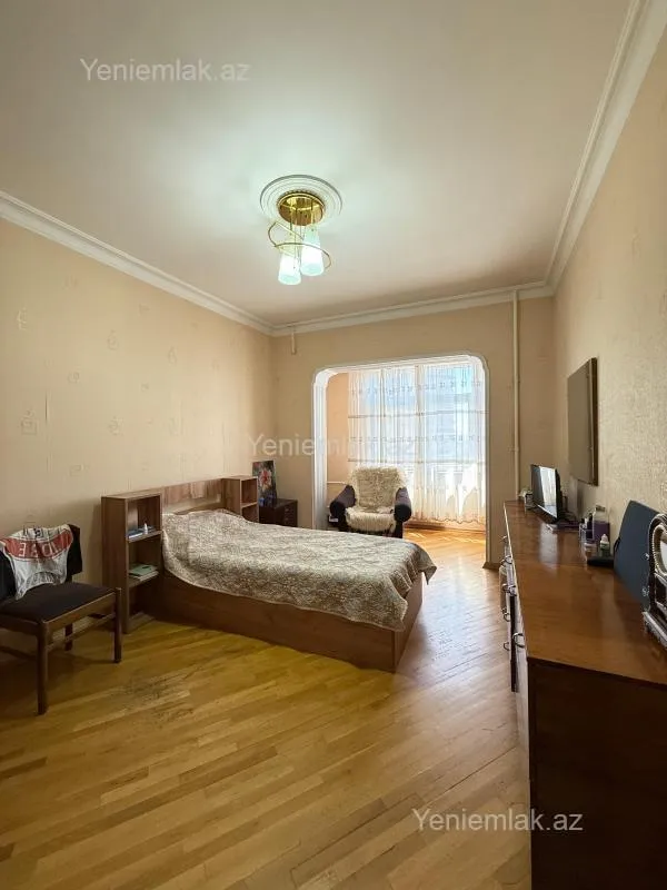 Satılır 4 otaqlı köhnə tikili 100 m²