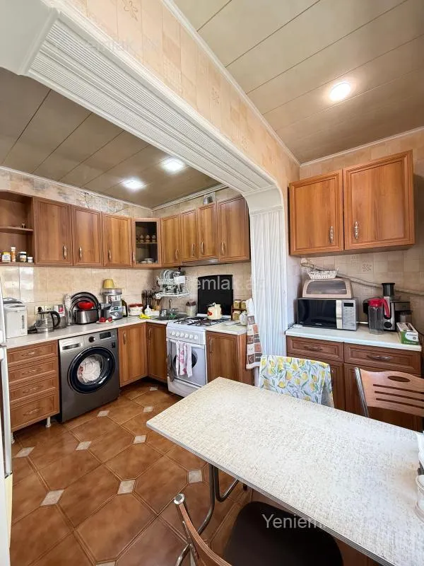 Satılır 4 otaqlı köhnə tikili 100 m²