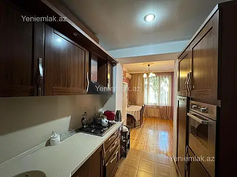 Satılır 3 otaqlı köhnə tikili 100 m²