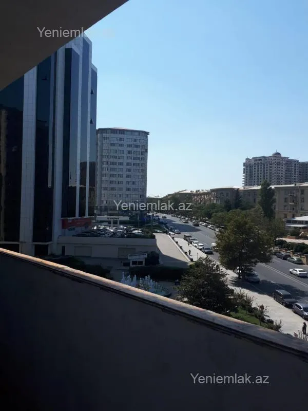 Satılır 4 otaqlı köhnə tikili 100 m²