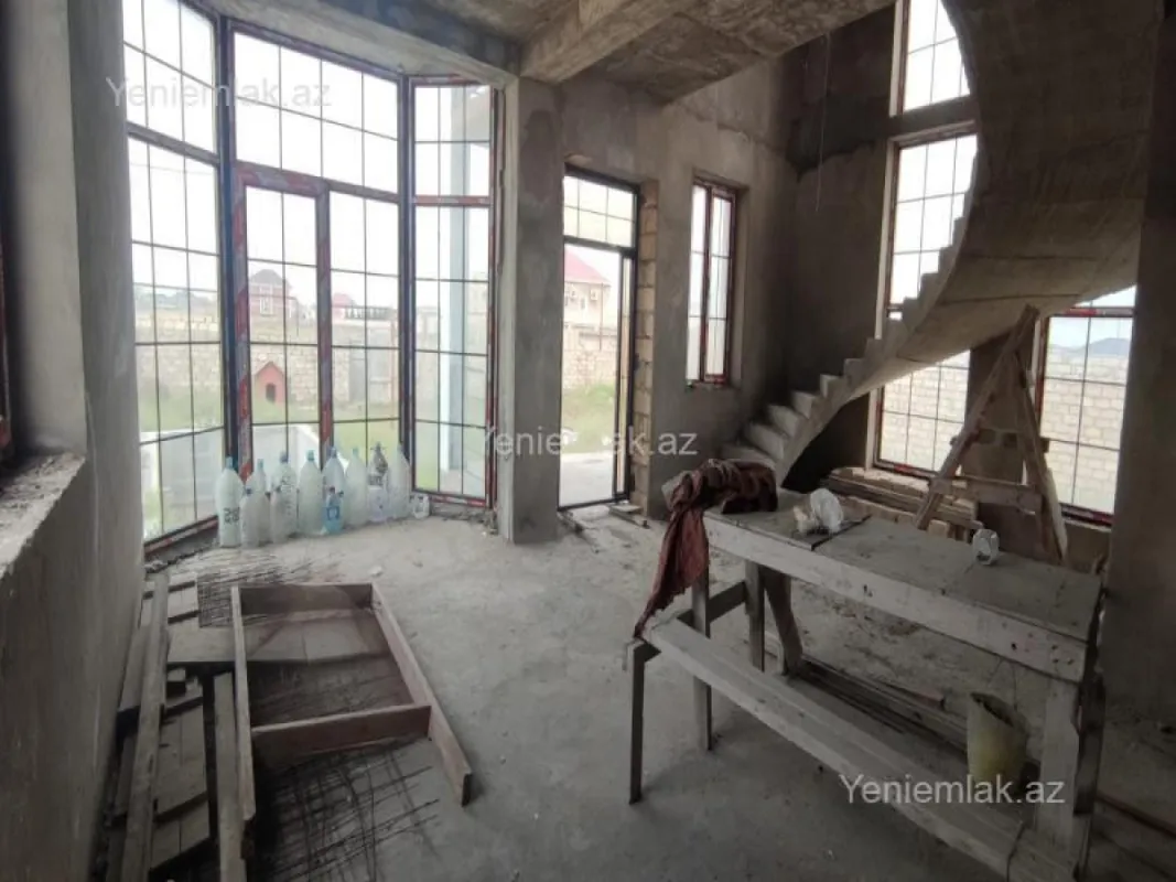 Satılır 5 otaqlı həyət evi 250 m²
