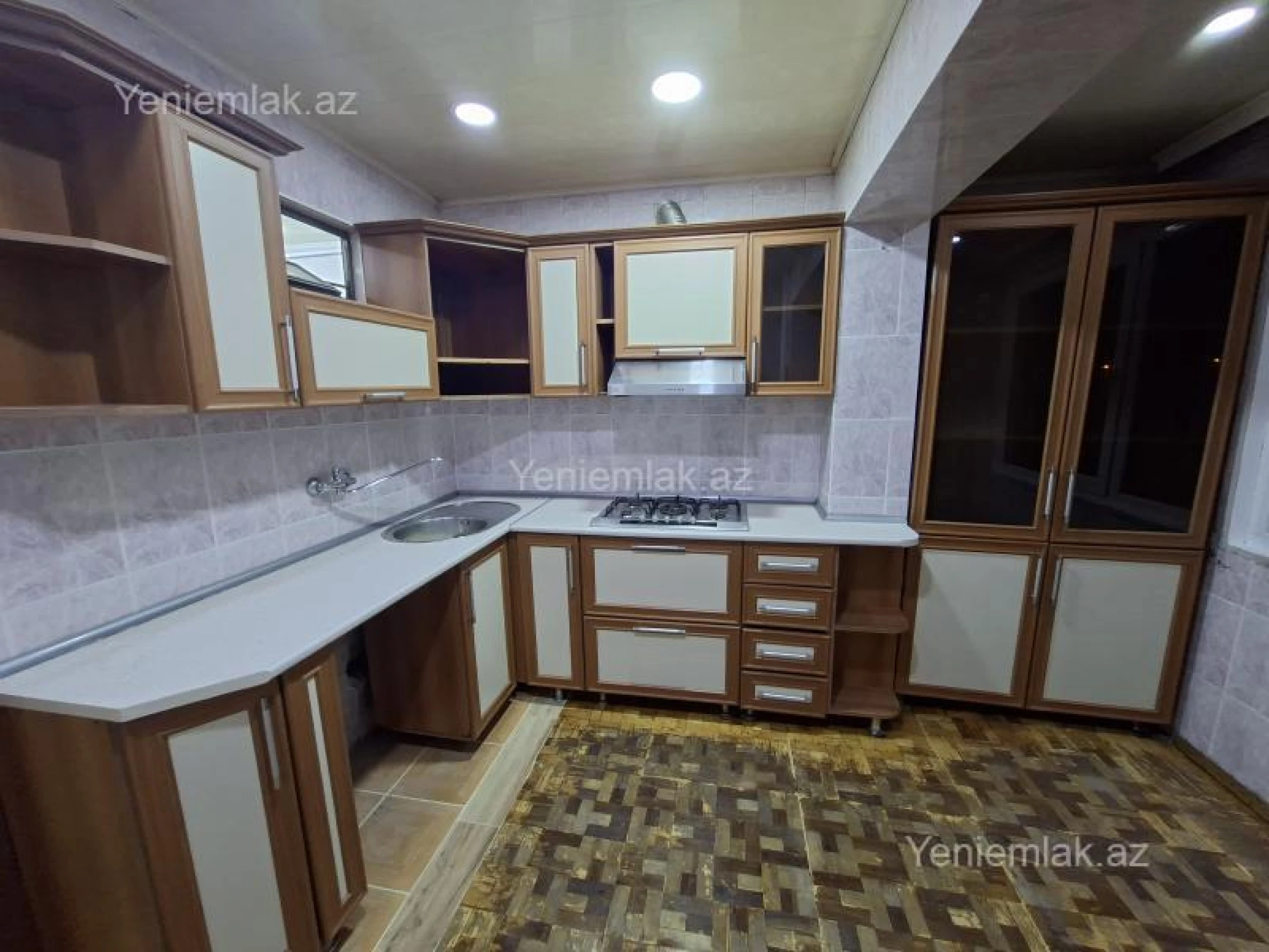 Satılır 3 otaqlı köhnə tikili 90 m²
