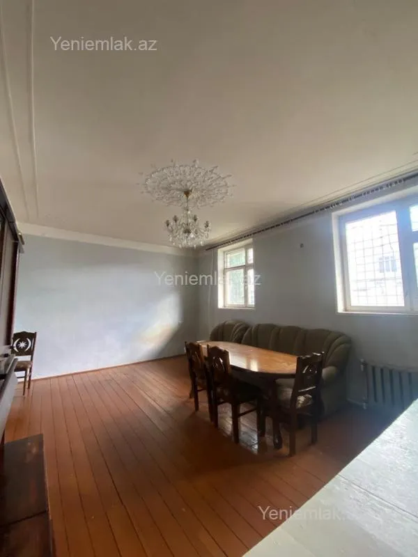 Satılır 4 otaqlı köhnə tikili 120 m²