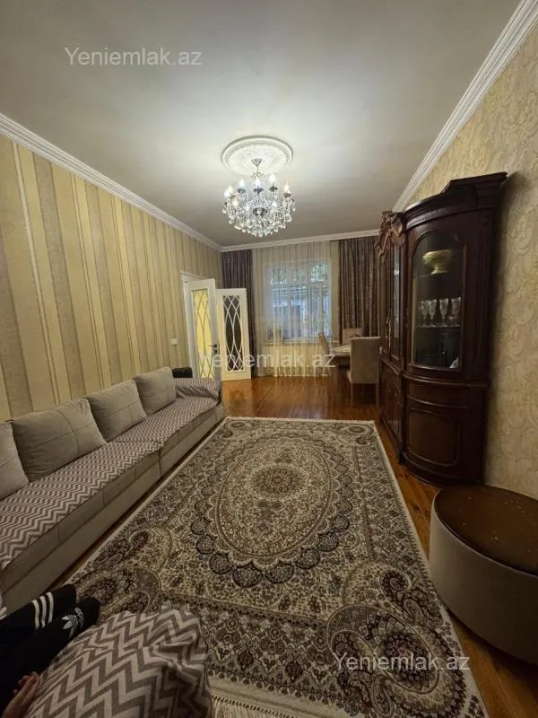 Satılır 5 otaqlı həyət evi 200 m²