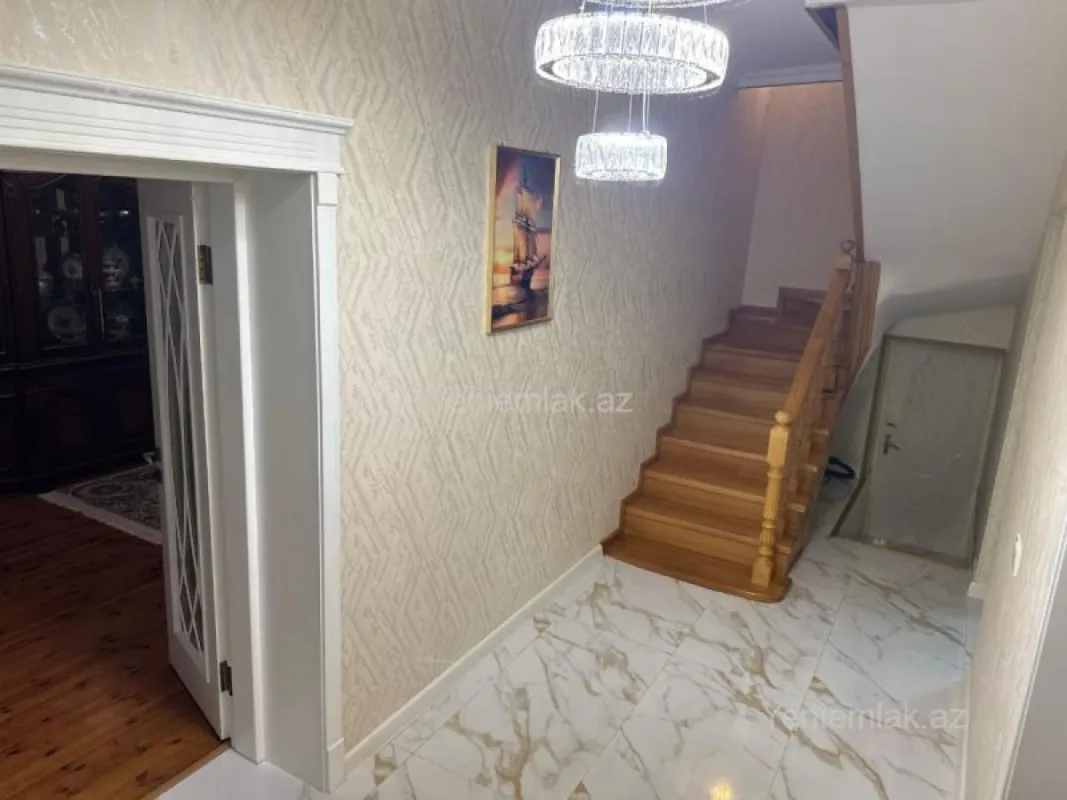 Satılır 5 otaqlı həyət evi 200 m²