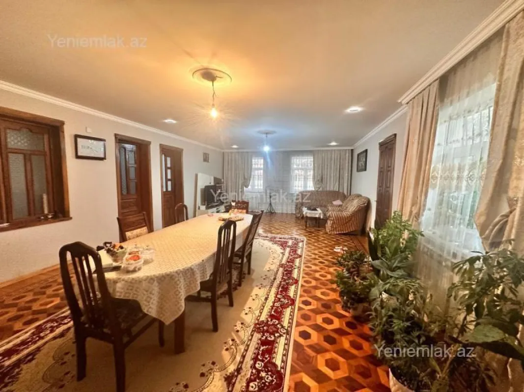 Satılır 8 otaqlı həyət evi 340 m²