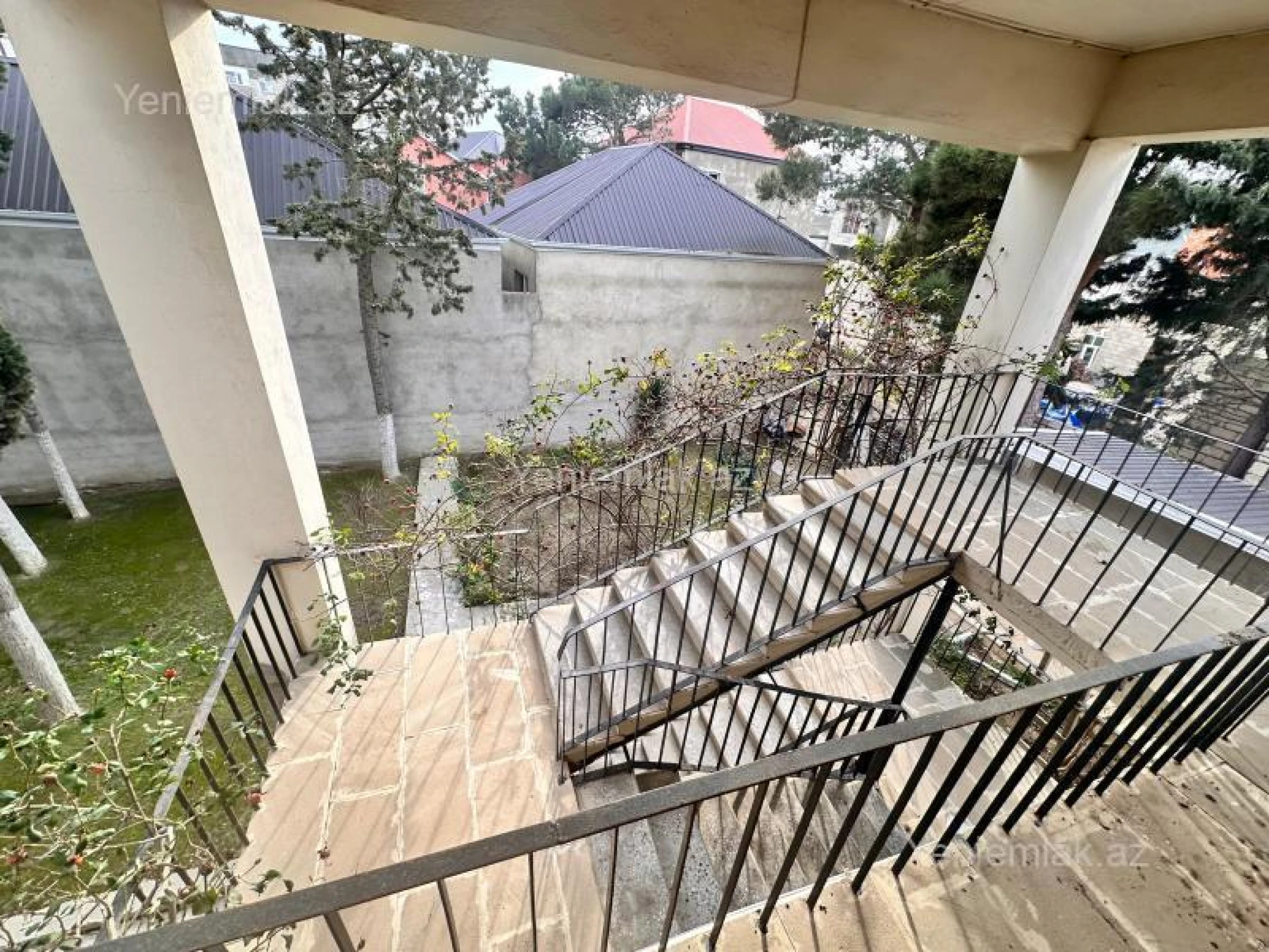 Satılır 8 otaqlı həyət evi 340 m²
