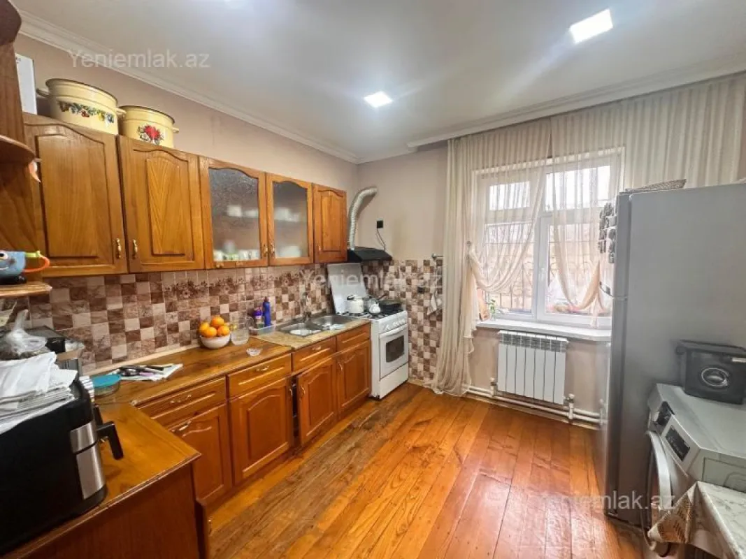 Satılır 8 otaqlı həyət evi 340 m²