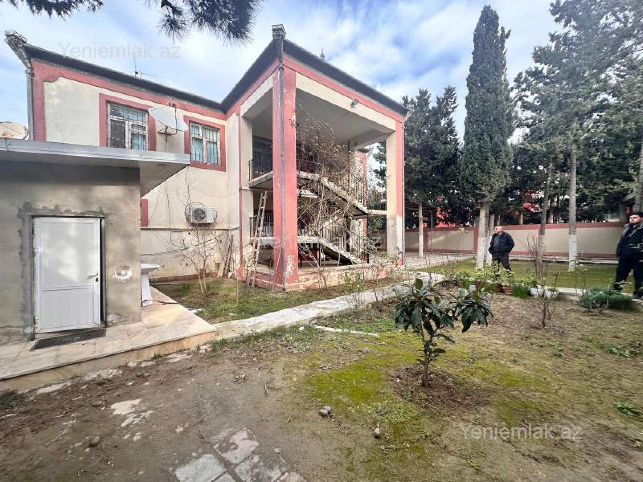 Satılır 8 otaqlı həyət evi 340 m²