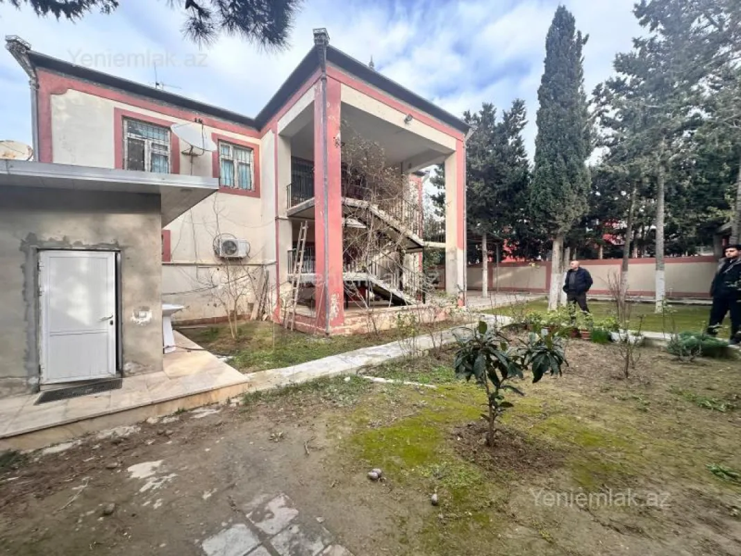 Satılır 8 otaqlı həyət evi 340 m²
