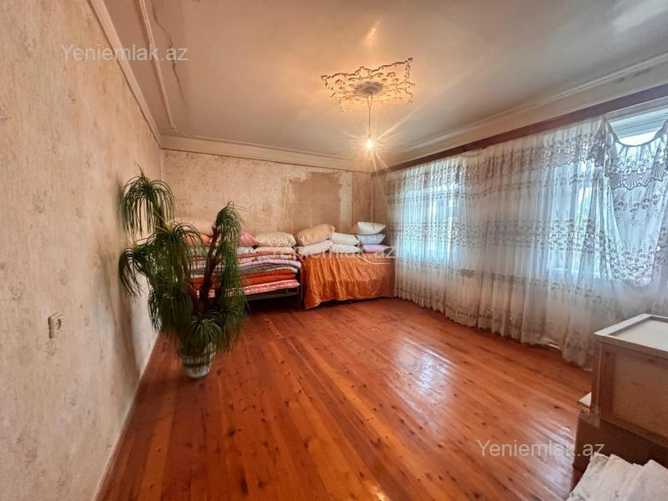 Satılır 8 otaqlı həyət evi 340 m²