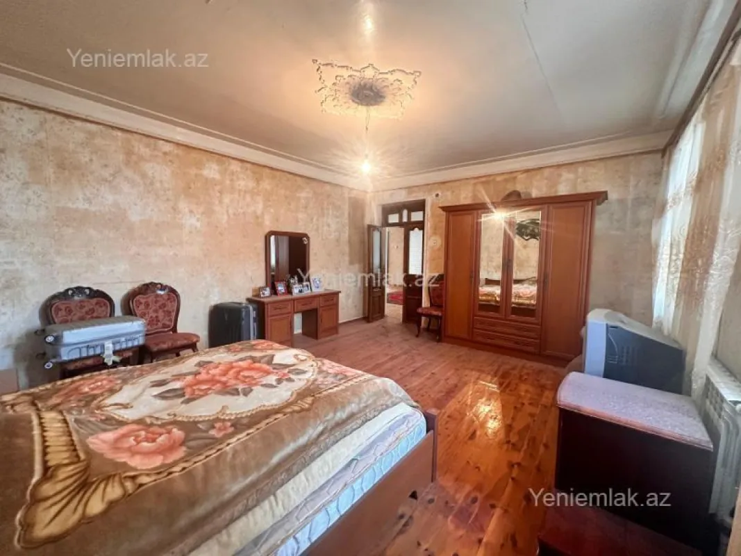 Satılır 8 otaqlı həyət evi 340 m²