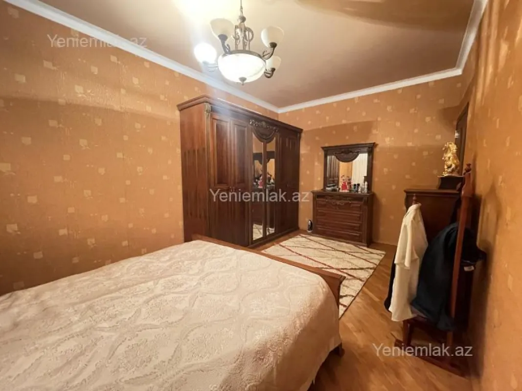 Satılır 4 otaqlı köhnə tikili 100 m²