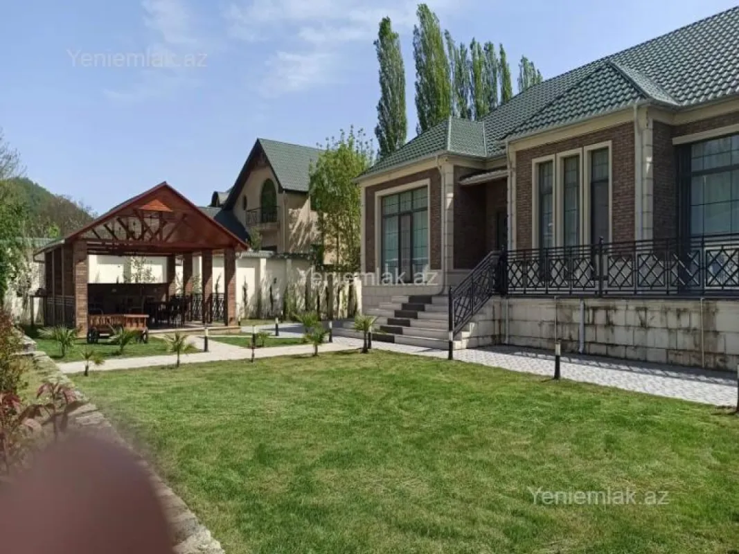 Satılır 5 otaqlı həyət evi 300 m²
