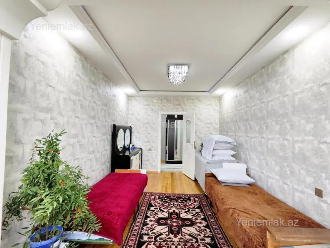 Satılır 9 otaqlı köhnə tikili 80 m²