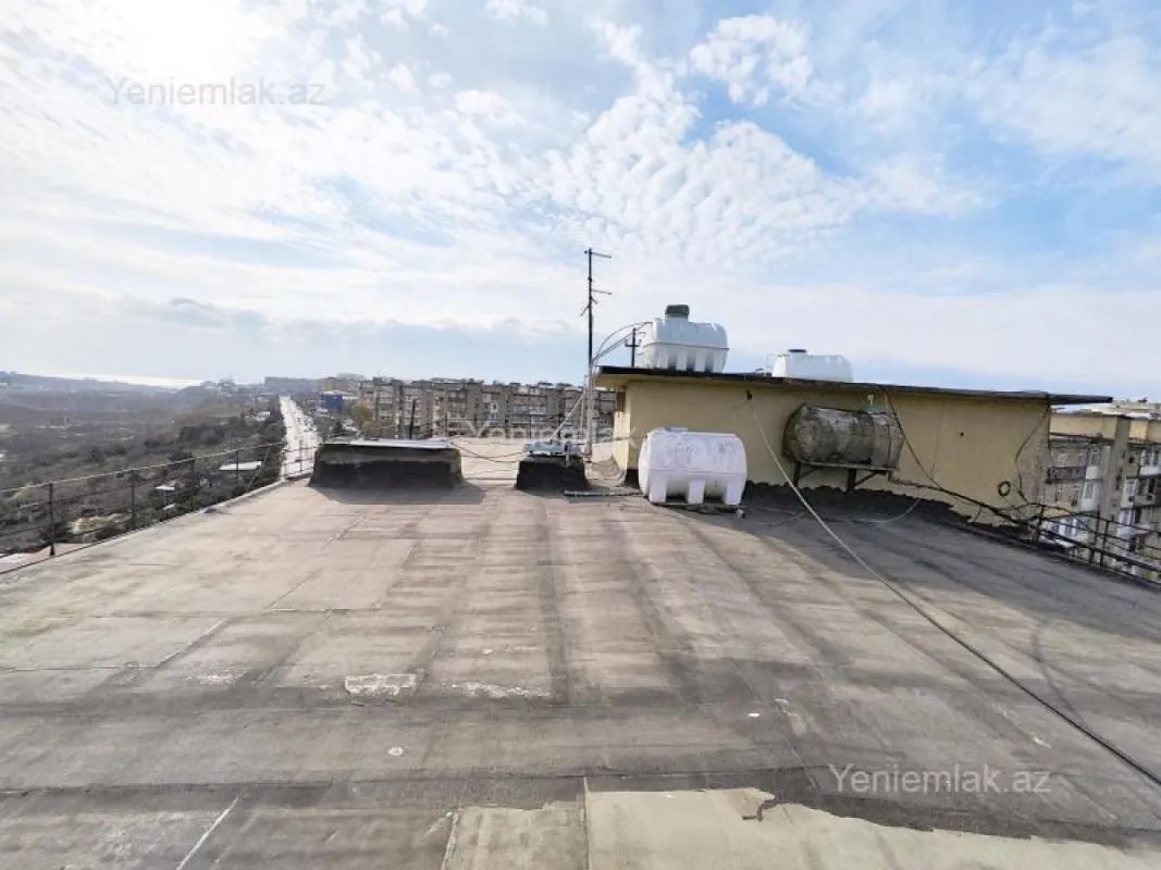 Satılır 9 otaqlı köhnə tikili 80 m²