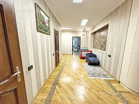 Satılır 4 otaqlı yeni tikili 200 m²