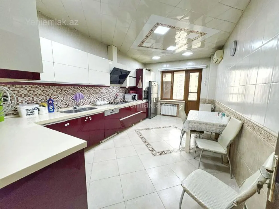 Satılır 4 otaqlı yeni tikili 200 m²