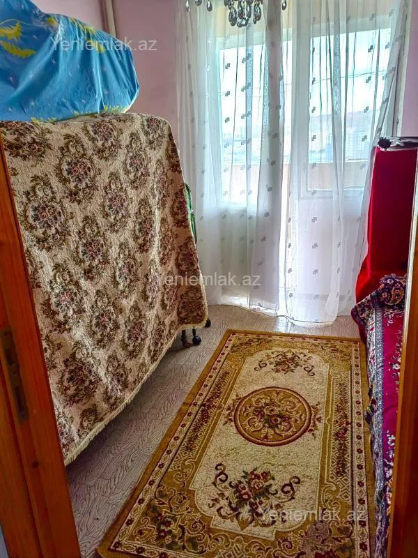 Satılır 4 otaqlı köhnə tikili 100 m²