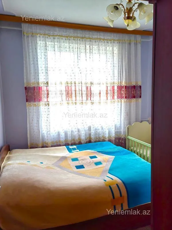 Satılır 4 otaqlı köhnə tikili 100 m²