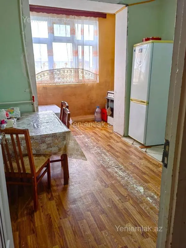 Satılır 4 otaqlı köhnə tikili 100 m²