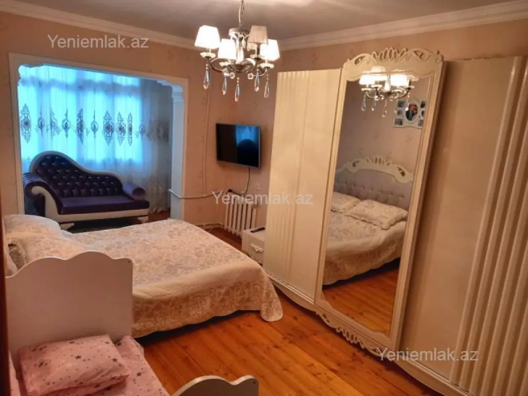 Satılır 4 otaqlı köhnə tikili 100 m²