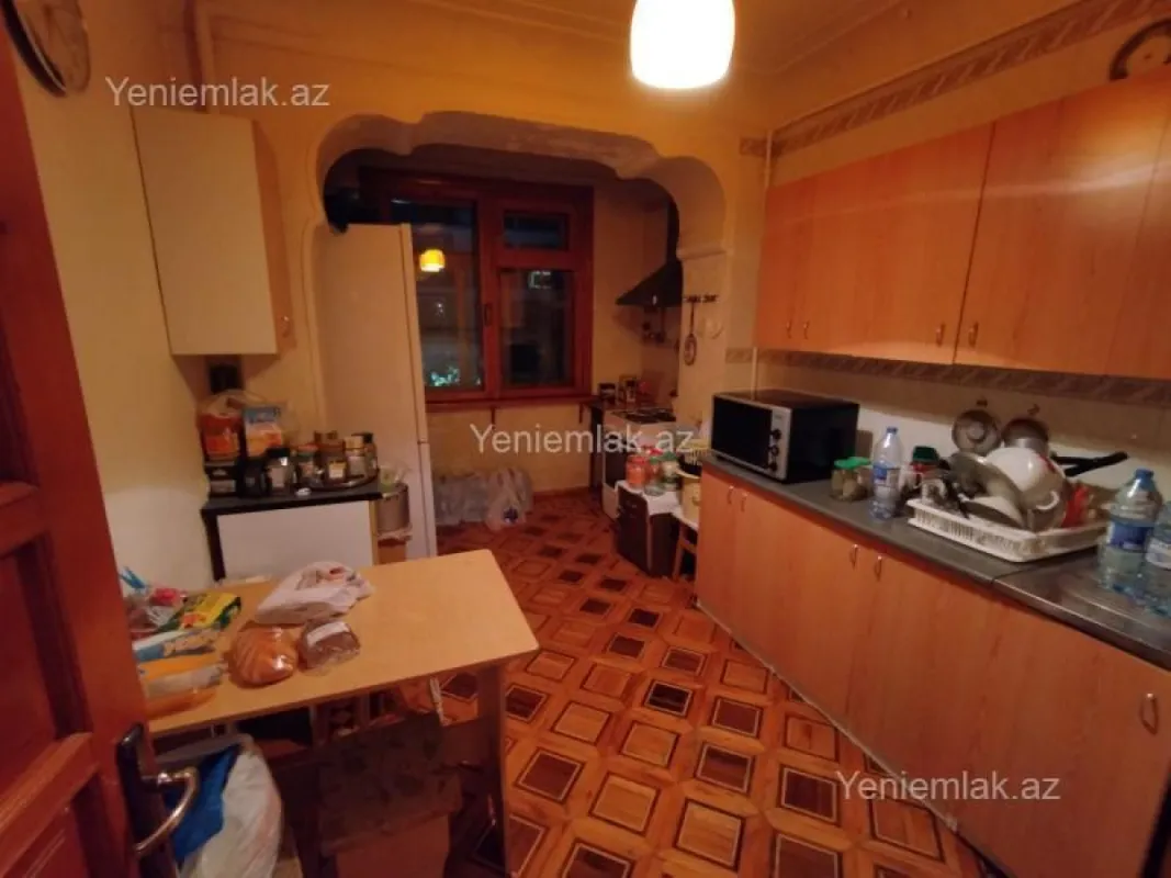 Satılır 4 otaqlı köhnə tikili 110 m²