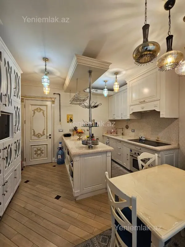 Satılır 6 otaqlı yeni tikili 215 m²