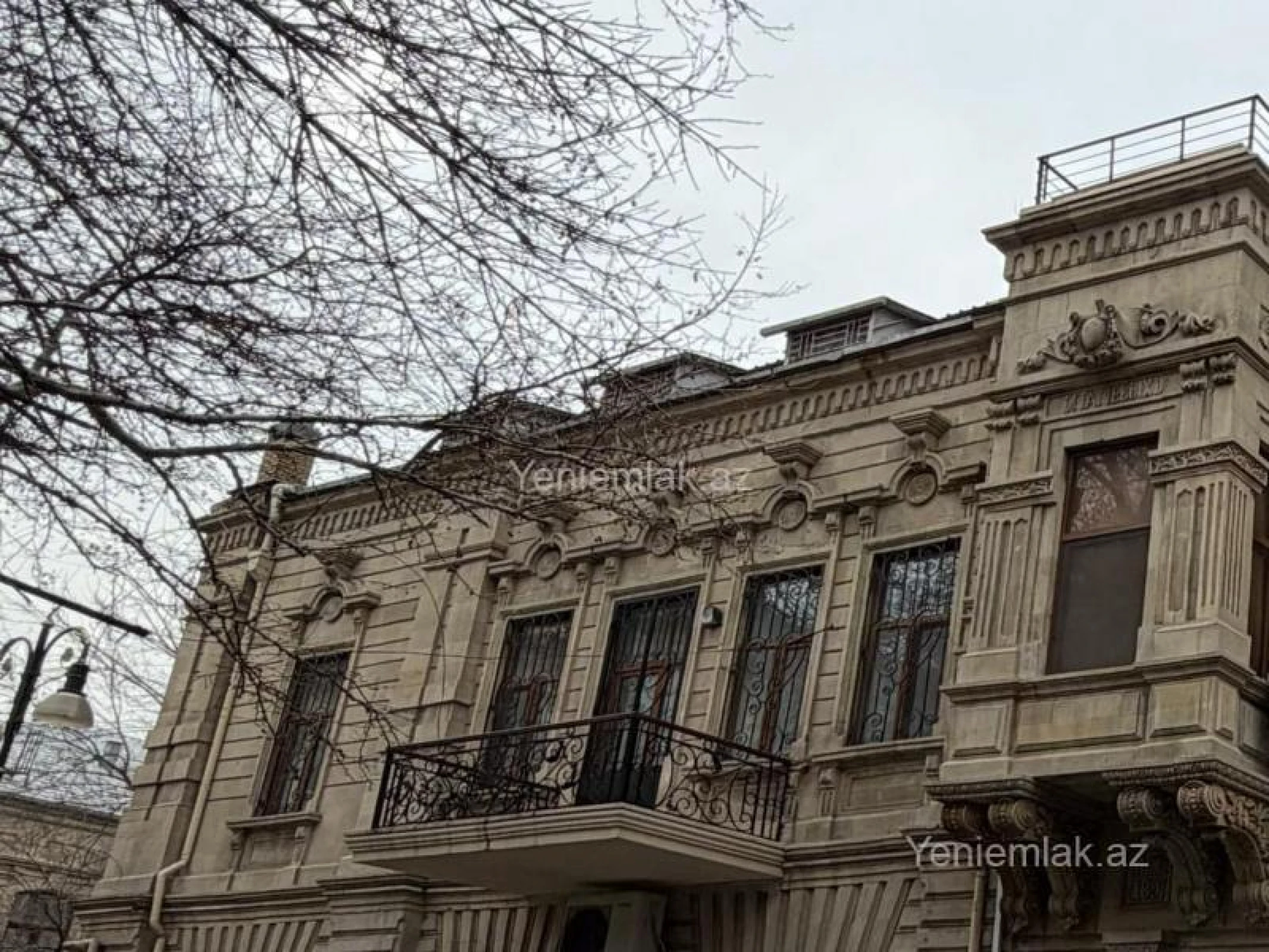 Satılır 7 otaqlı köhnə tikili 450 m²