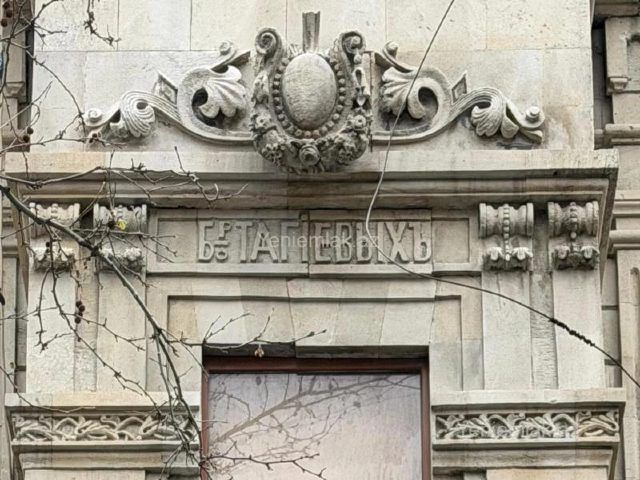 Satılır 7 otaqlı köhnə tikili 450 m²