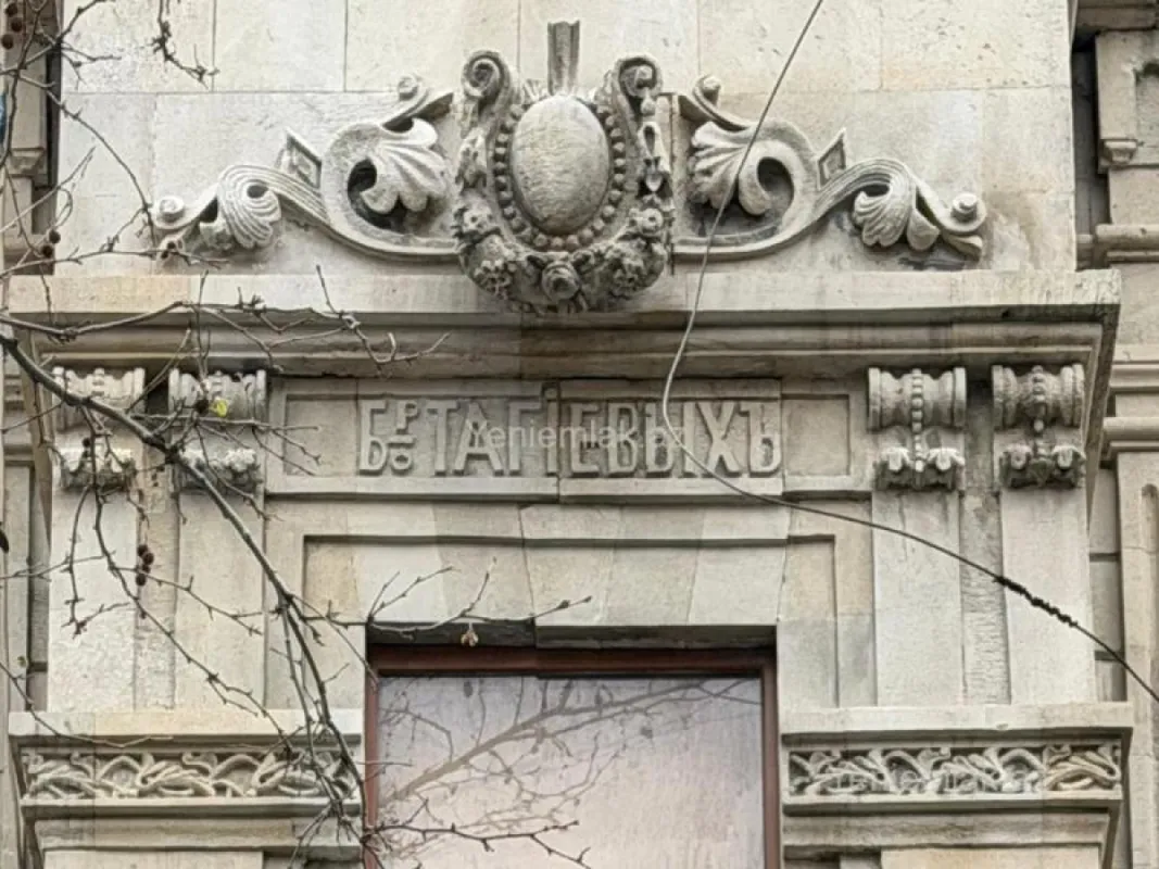 Satılır 7 otaqlı köhnə tikili 450 m²