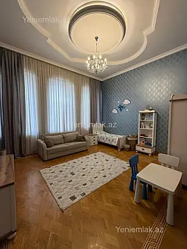 Satılır 7 otaqlı köhnə tikili 450 m²