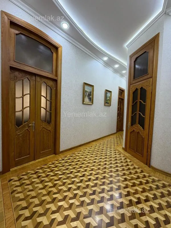 Satılır 7 otaqlı köhnə tikili 450 m²