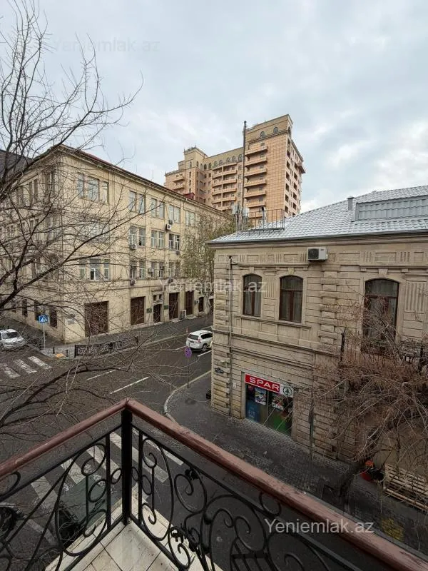 Satılır 7 otaqlı köhnə tikili 450 m²