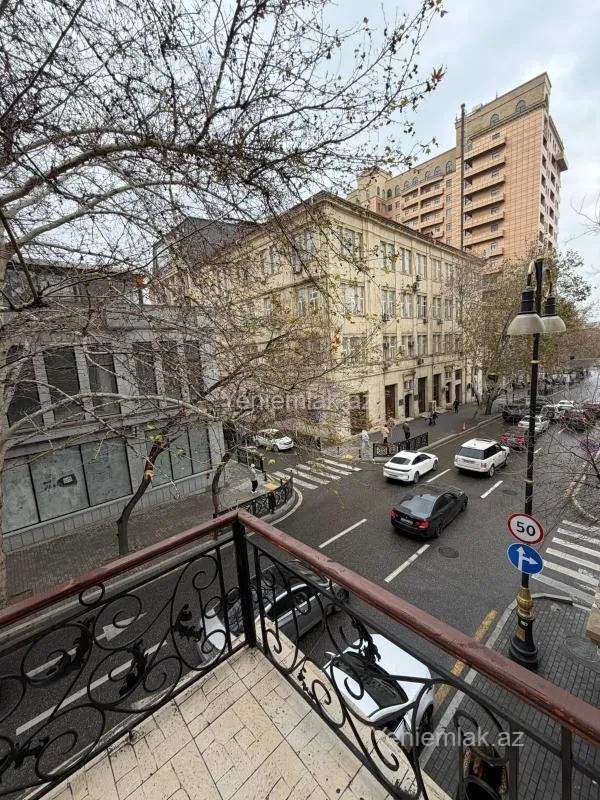 Satılır 7 otaqlı köhnə tikili 450 m²